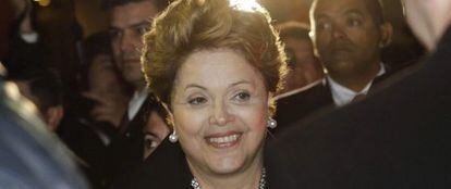 La presidenta de Brasil rodeada por su servicio de seguridad.