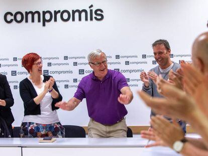 Oltra, a la izquierda, y Ribó, en el centro, en la sede de Compromís, el 27 de mayo. En vídeo, el candidato de Compromís a la alcaldía celebrando los resultados electorales.