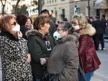 Mujeres con mascarilla a las puertas de la iglesia del Cristo de Medinaceli, el viernes en Madrid.