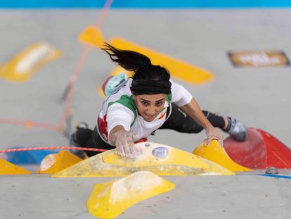 La escaladora iraní Elnaz Rekabi compitiendo sin ocultar su cabello.