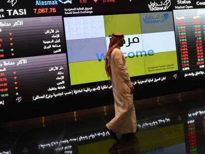 Un operador de la Bolsa de Arabia Saudí, en Riyadh.