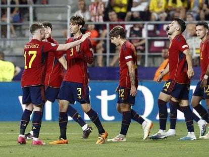 La selección española masculina sub-21 celebra un gol.