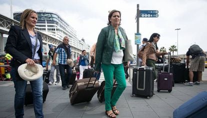 Turistas reci&eacute;n llegados al puerto de Barcelona. 