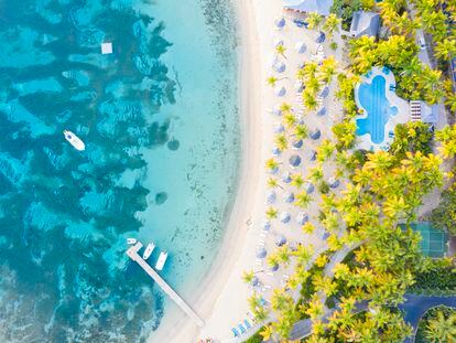 Vista aérea de Morris Bay, en la isla caribeña de Antigua.