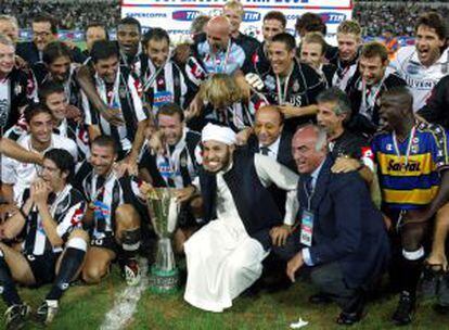 Saadi el Gadafi (centro), en una imagen de archivo, celebra la victoria de una Supercopa con la Juventus.