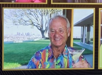 Bill Murray no se llevó el premio al mejor actor de reparto por On the rocks, pero él probó que no hay nada mejor que brindar por la vida con una camisa hawaiana.