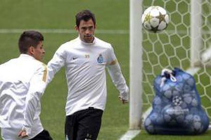 Los jugadores del Oporto, el belga belga Steven Defour y el argentino Juan Manuel Iturbe (i), durante un entrenamiento. EFE/Archivo