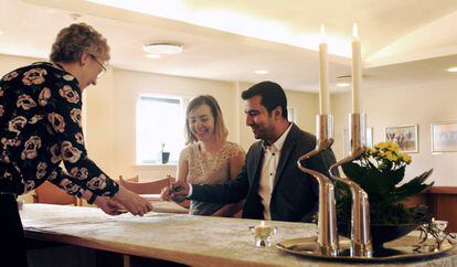 Una pareja firma el contrato matrimonial en el ayuntamiento de Rudkøbing (Dinamarca).