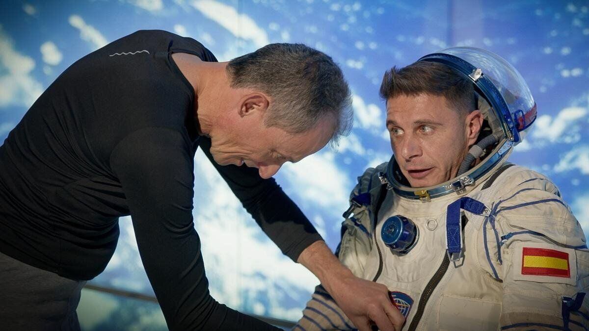 El astronauta y exministro Pedro Duque (izquierda) instruye a Joaquín en el programa 'El novato'.