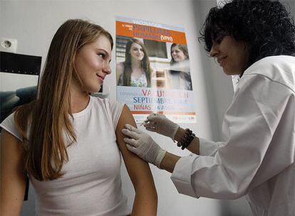 Una joven de Madrid recibe la primera dosis de la vacuna contra el virus del papiloma humano.