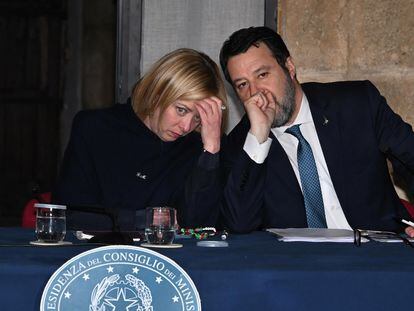 La primera ministra de Italia, Giorgia Meloni, junto al vice primer ministro, Matteo Salvini, durante el consejo celebrado en el municipio de Cutro, este jueves.