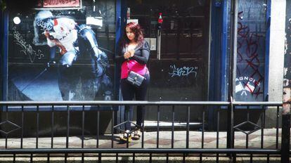 Una prostituta en la calle de Montera en Madrid.