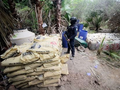 El Ejército mexicano resguarda un laboratorio de droga sintética en Culiacán, Sinaloa, en junio de 2019.