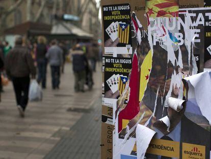Restes de publicitat electoral a la Rambla de Barcelona.