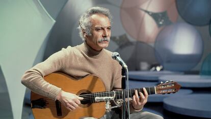 Georges Brassens, en el set de un programa de televisión.