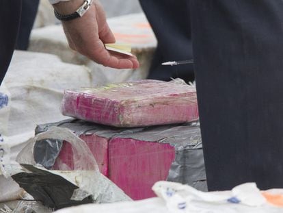 La policía se dispone a pesar fardos de cocaína incautada en 2019 durante una operación coordinada por la Fiscalía Antidroga de Pontevedra y realizada por agentes de Greco y Udyco de la Policía