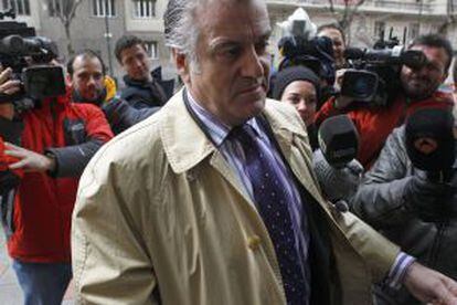 Luis Bárcenas, llegando a su domicilio, en Madrid.