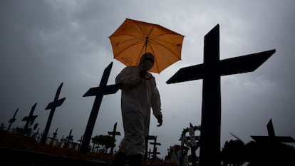 Un trabajadore del cementerio de Manaos entre tumbas de víctimas de la covid, el 14 de abril de 2022.