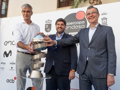 El presidente en funciones de la Región de Murcia, Fernando López Miras (en el centro), durante la presentación de la Supercopa Endesa, en Murcia, este miércoles.