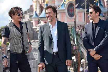 Javier Bardem, entre Johnny Depp (izquierda) y Orlando Bloom, el domingo en el estreno de la nueva película de 'Piratas del Caribe', en París.