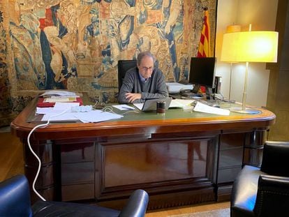 El presidente Torra en su despacho, durante la videoconferencia con el sector cultural.