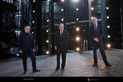 El Teatro Real presenta su 25ª temporada. Y lo hace dentro de un contexto más esperanzador y reivindicando la paulatina vuelta a la normalidad. No en vando, el coliseo madrileño fue el primero dentro del mapa operístico mundial en subir el telón tras el confinamiento.
Con la nueva programación hace un recorrido por cinco siglos, e incorpora 10 nuevos títulos a su repertorio, entre los que destaca el estreno absoluto de la ópera de Luis de Pablo, 'El abrecartas', así como el estreno de la versión escénica de la ópera de cámara 'Las horas vacías', de Ricardo Llorca.Una variedad de épocas y estilos, compuesta por 16 títulos de ópera, tres programas de danza, nueve conciertos ­más los seis que conforman 'Los domingos de cámara', y ocho producciones para niños y adolescentes.