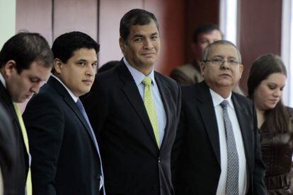 El presidente de Ecuador, Rafael Correa, junto a sus abogados.