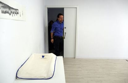 Pablo Iglesias, antes de comparecer ante los medios de comunicación.