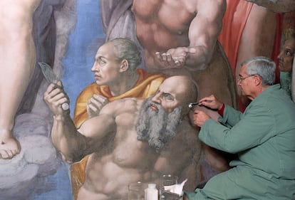 Gianluigi Colalucci, en agosto de 1993 ante uno de los frescos de la Capilla Sixtina.