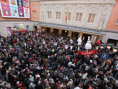 Concentración de los trabajadores del Teatro de la Zarzuela contra la fusión con el Teatro Real.