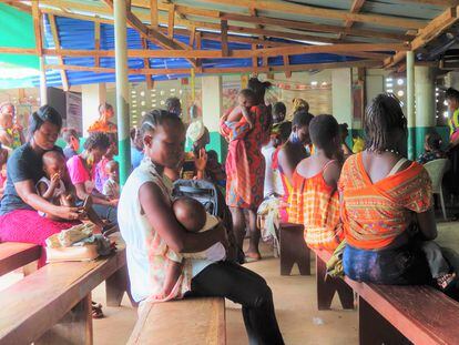 Un grupo de madres y niños esperando en un centro de salud de Tonkoli, al norte de Sierra Leona, uno de los distritos donde se lleva a cabo el proyecto MULTIPLY.