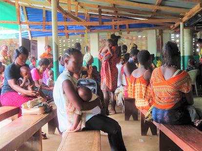 Un grupo de madres y niños esperando en un centro de salud de Tonkoli, al norte de Sierra Leona, uno de los distritos donde se lleva a cabo el proyecto MULTIPLY.