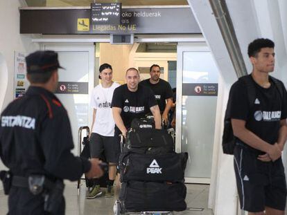 Los jugadores de la selecci&oacute;n de Nueva Zelanda a su llegada al aeropuerto de Bilbao, para disputar el Mundial de Baloncesto.