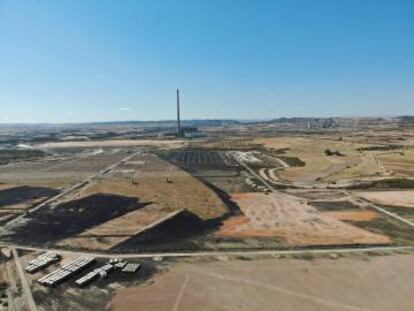 Vista aérea de los terrenos donde se levantarán las plantas solares con la central térmica de Andorra al fondo.