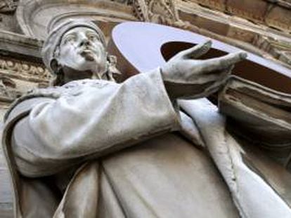 Estatua de Elio Antonio de Nebrija en la fachada de la Biblioteca Nacional en Madrid.