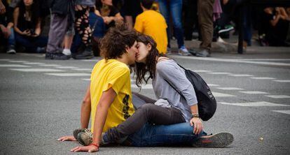 Dos jóvenes se besan en la calle durante la manifestación en Barcelona en contra de los recortes aprobados por el Gobierno el 22 de mayo de 2012.
