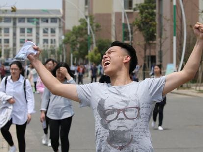 Uno de los candidatos a pasar el gaokao celebra el fin de la primera jornada de las pruebas en la provincia de Jiangsu. Son más de 9 millones de alumnos en todo el país que en muchos casos están sometidos a una enorme presión para conseguir una disputada plaza en las universidades de primer nivel.