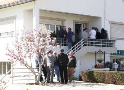 Vecinos de Muros en la vivienda de uno de los marineros