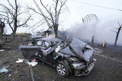 Un coche destrozado tras el ataque aéreo sobre el aeropuerto militar de Mariúpol (Ucrania). 