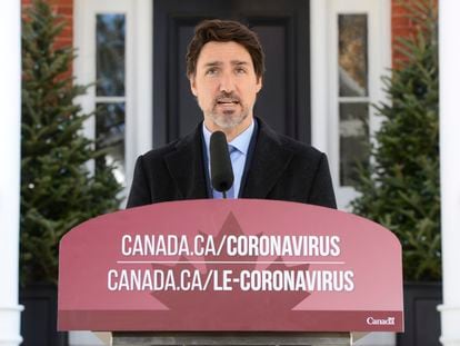 El primer ministro de Canadá, Justin Trudeau, habla al país sobre la pandemia del coronavirus desde el exterior de su vivienda en Ottawa, el 1 de abril.