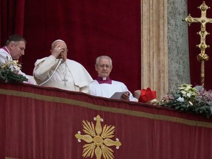 El papa Francisco, durante el tradicional mensaje 'Urbi et Orbi', este lunes en la basílica de San Pedro del Vaticano.