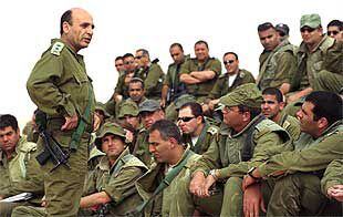 Saúl Mofaz se dirige a su soldados en una base militar  durante la Operación Escudo Defensivo el pasado mayo.