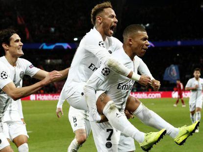 Neymar celebra junto a Mbappe un gol del PSG.