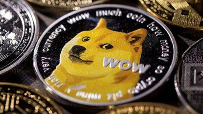 Moneda con la imagen del perro que utiliza Dogecoin.