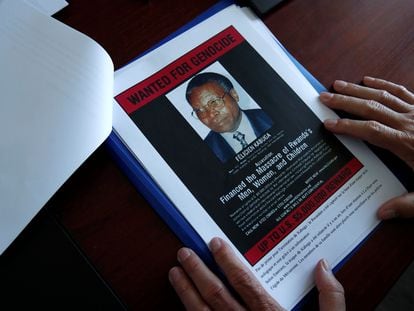 Una fotografía de Félicien Kabuga, sospechoso fugitivo por el genocidio de Ruanda, en un dossier de documentación, este martes en París.