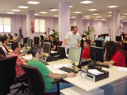 Empleados de la nueva factoría de Vector SF en Albacete.