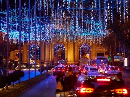 Iluminación de la puerta de Alcalá de Madrid esta Navidad 2020-2021.