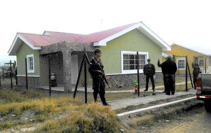 Soldados custodian la casa de la ambientalista.