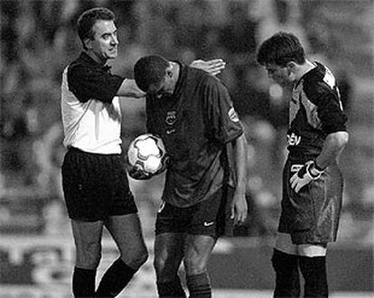 Rivaldo se prepara para colocar el balón en el punto de penalti mientras el meta del Celta, Cavallero, trata de ponerle nervioso.