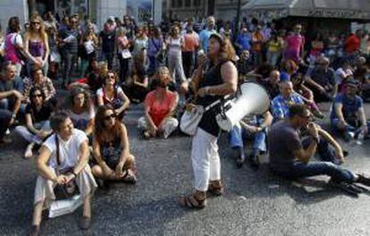 Funcionarios de la Seguridad Social protestan a las puertas del Ministerio de Trabajo en Atenas (Grecia). El gobierno planea suspender a 25.000 funcionarios en 2013 y a 15.000 en 2014. EFE/Archivo